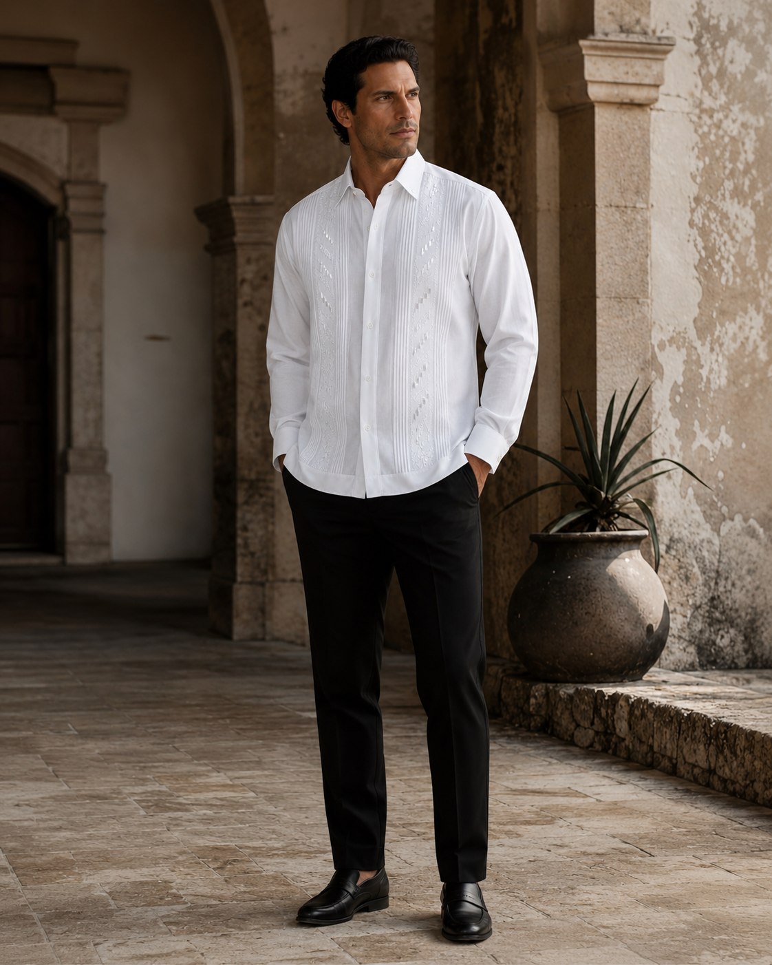 Guayabera blanca elaborada en Yucatán